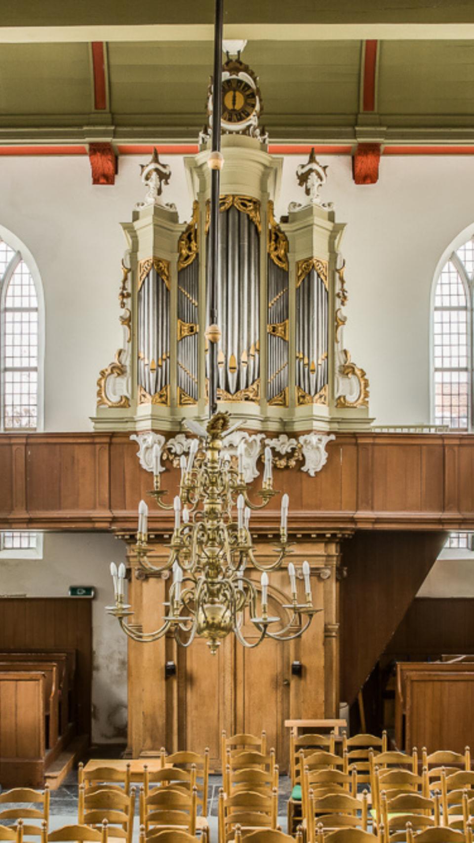 Binnenkant Evangelisch-Lutherse Kerk met grote gouden kroonluchter